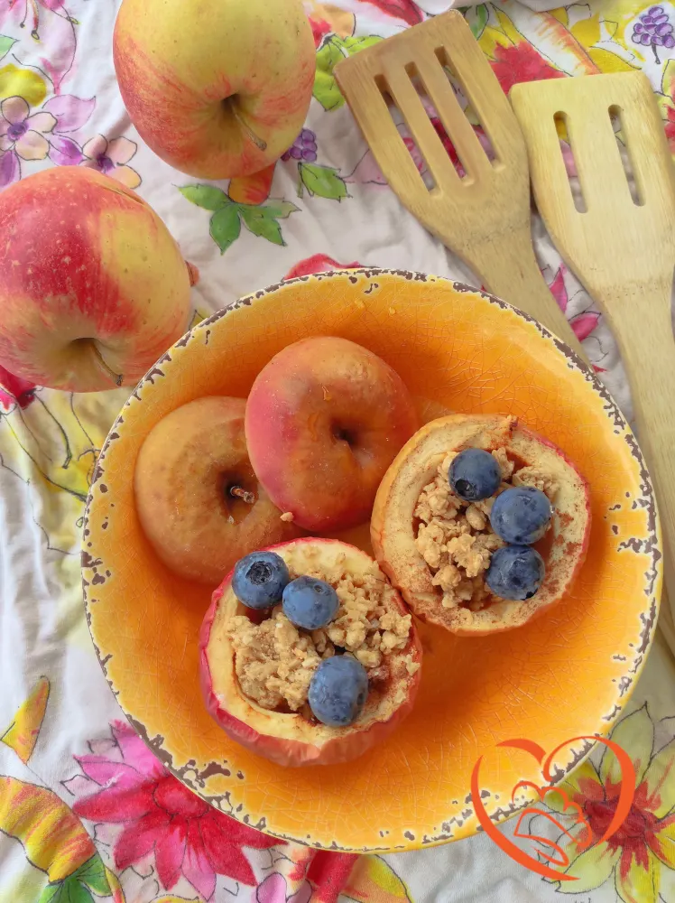 Mele ripiene di muesli, cannella e mirtilli con friggitrice d’aria