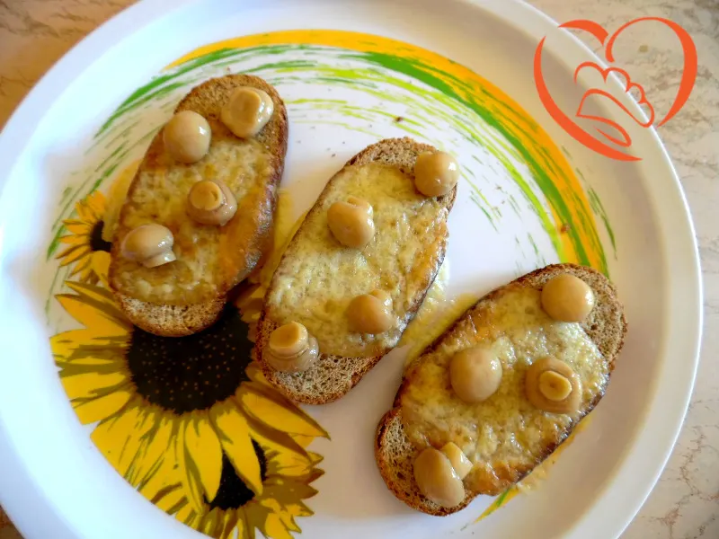 Bruschette con formaggio e funghetti