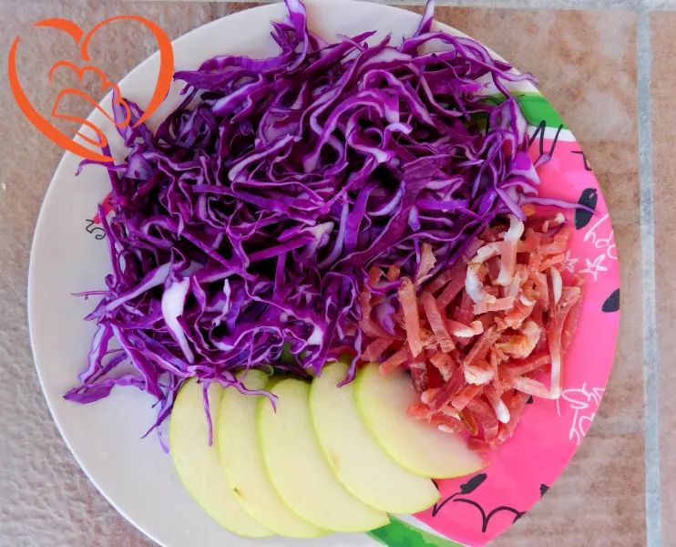 Insalata cavolo cappuccio viola, mele e speck
