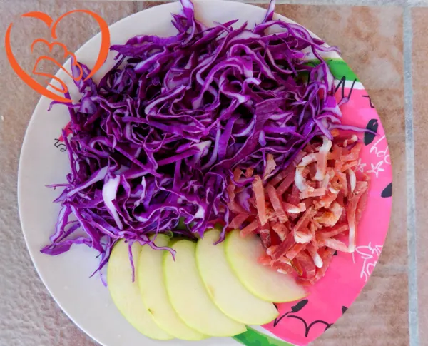 Insalata cavolo cappuccio viola, mele e speck