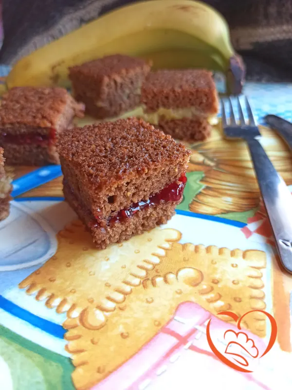 Quadrotti di cacao con marmellata rossa