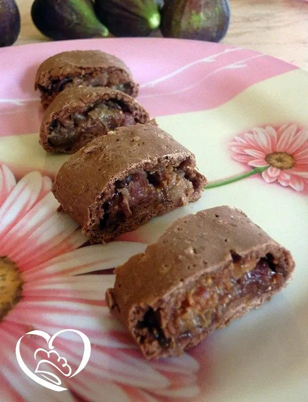 Biscotti al cacao ripieni di fichi neri