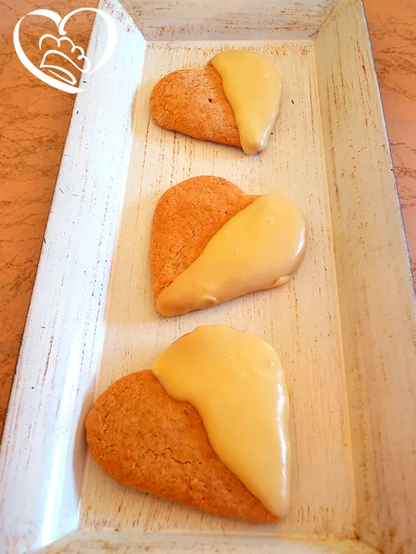 Biscotti cuore glassati al cioccolato bianco