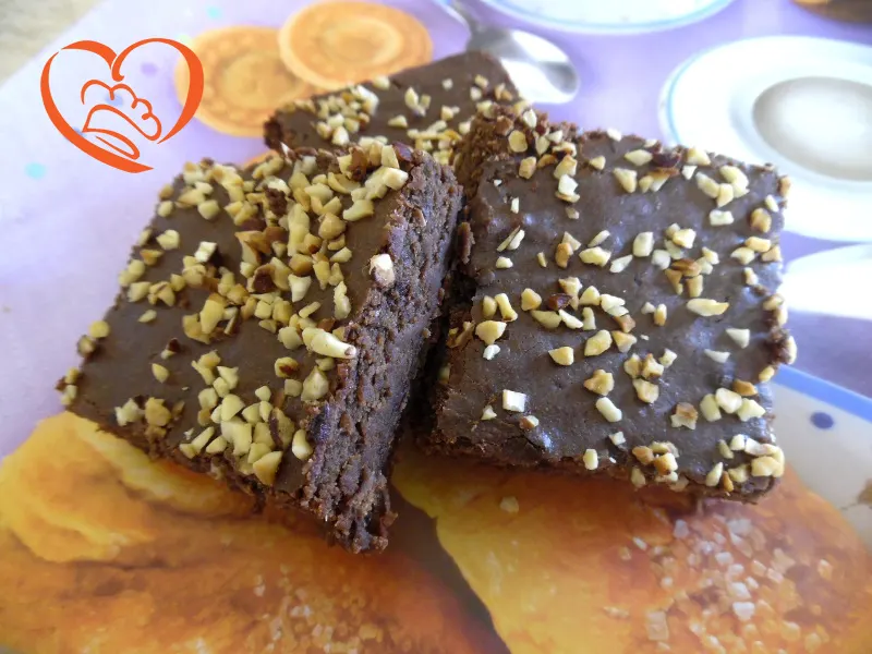 Brownies con yogurt greco e nocciole