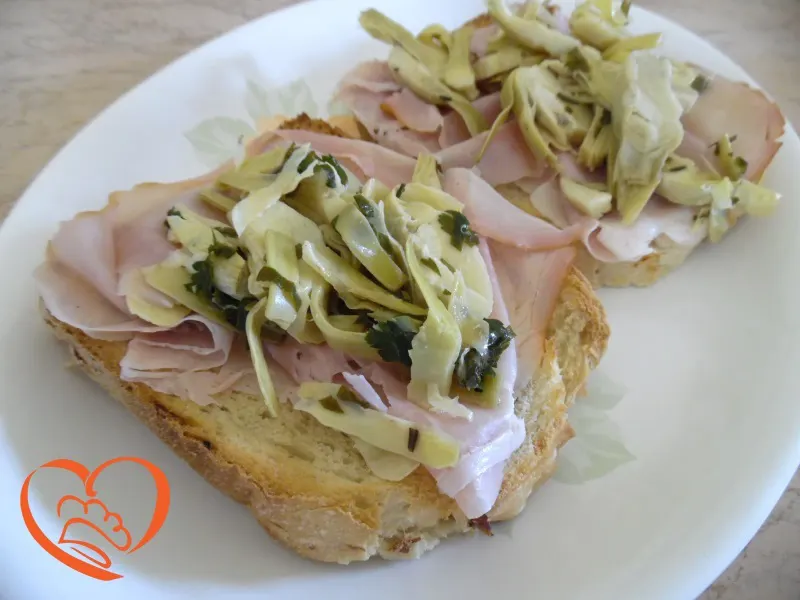 Bruschette con carciofi e prosciutto cotto