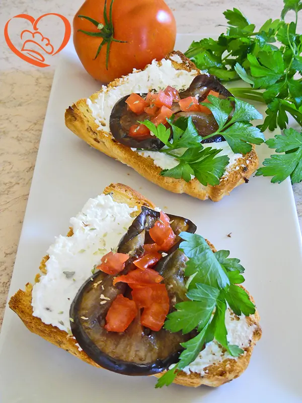 Bruschette con melanzane, pomodori e creme fraiche