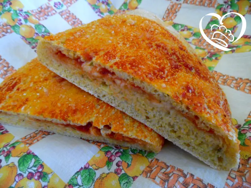 Calzone con pomodoro e mozzarella