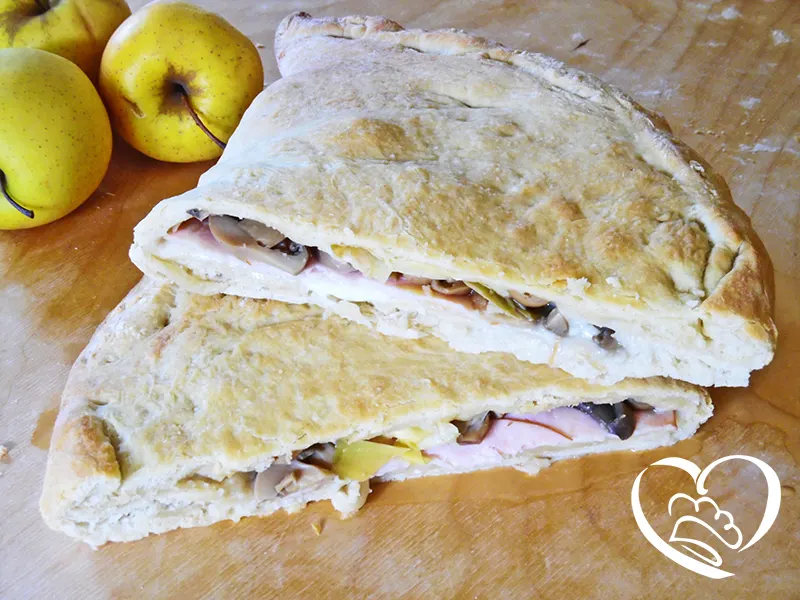 Calzone con prosciutto cotto, mozzarella, funghi e carciofini