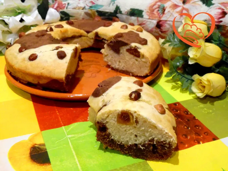 Ciambella bicolore con fichi e nocciole
