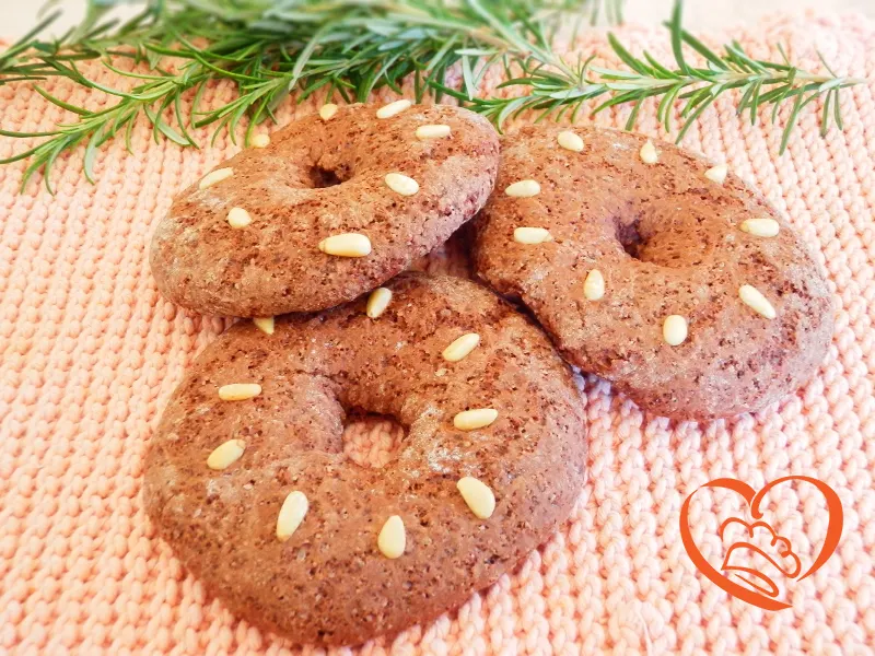 Ciambelle cacao e pinoli