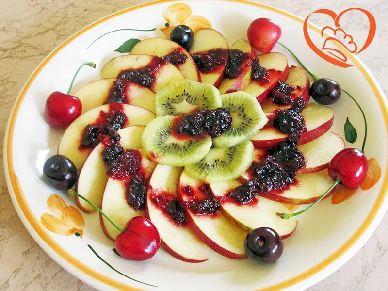 Fantasia di frutta con salsa alle ciliegie