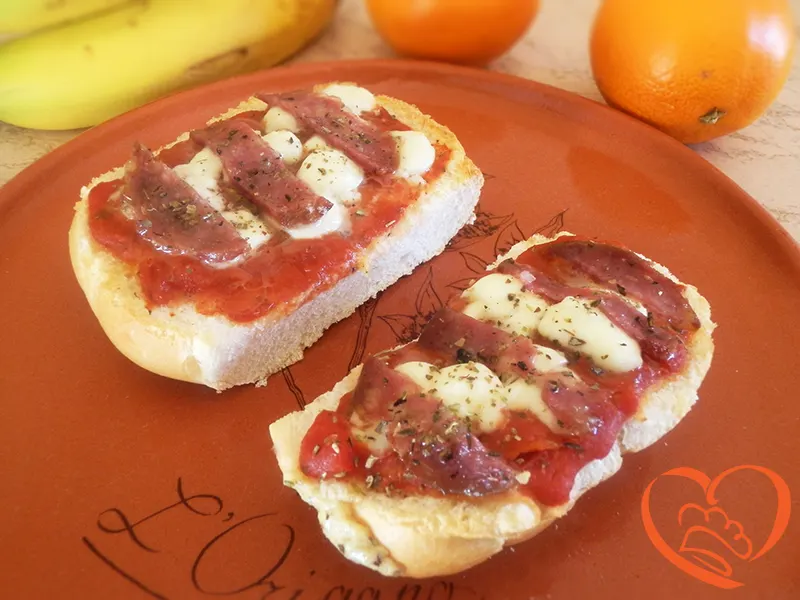 Finta pizza di pane al salame
