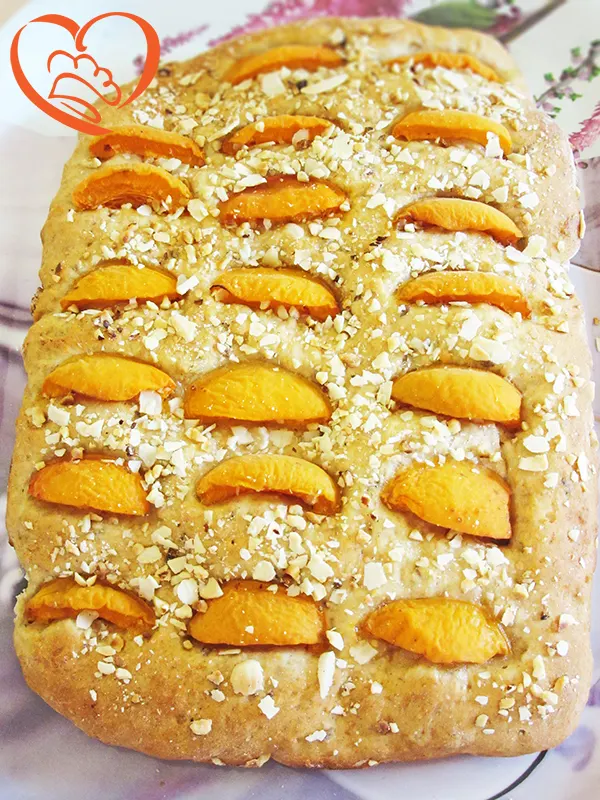 Focaccia con albicocche e mandorle