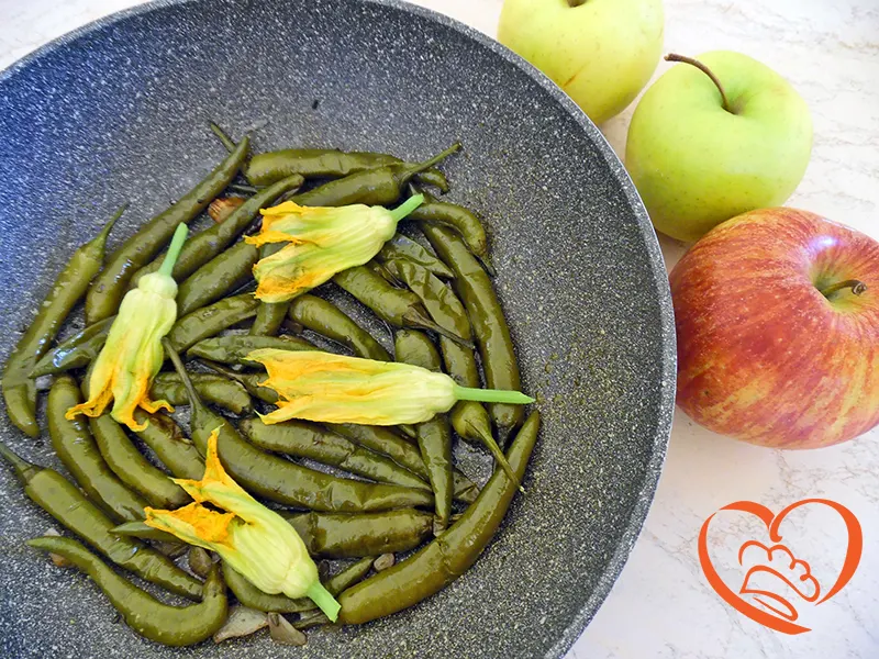 Friggitelli con fiori di zucca