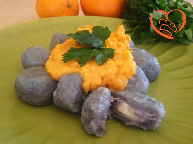 Gnocchi viola ripieni di formaggio,con salsa alle carote