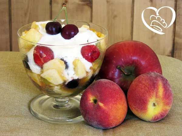 Macedonia con yogurt e marmellata