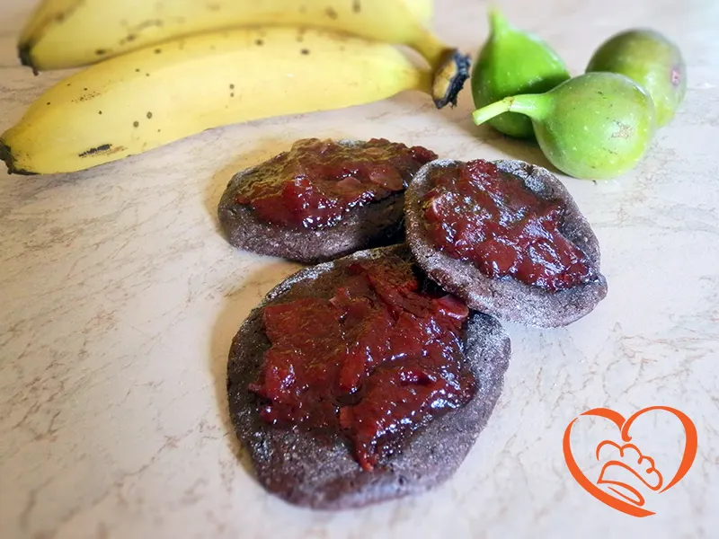 Medaglioni al cacao con marmellata di pesche