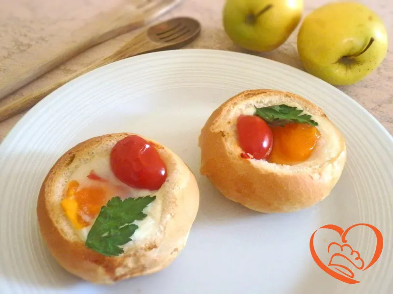 Panini tostati ripieni d’uovo