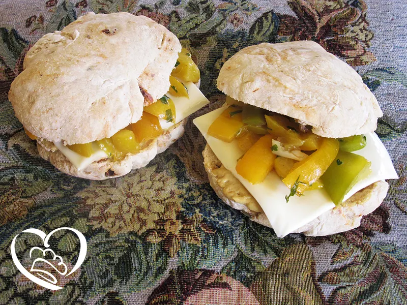 Panino con peperonata, formaggio e senape