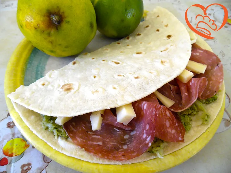 Piada con crema di broccoli, salame e formaggio