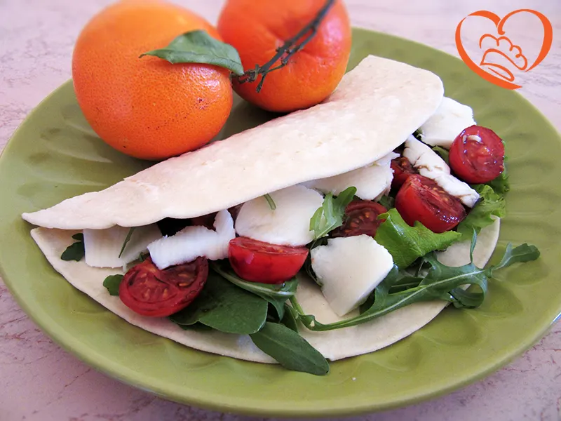Piadina con mozzarella ,pomodoro ed insalata