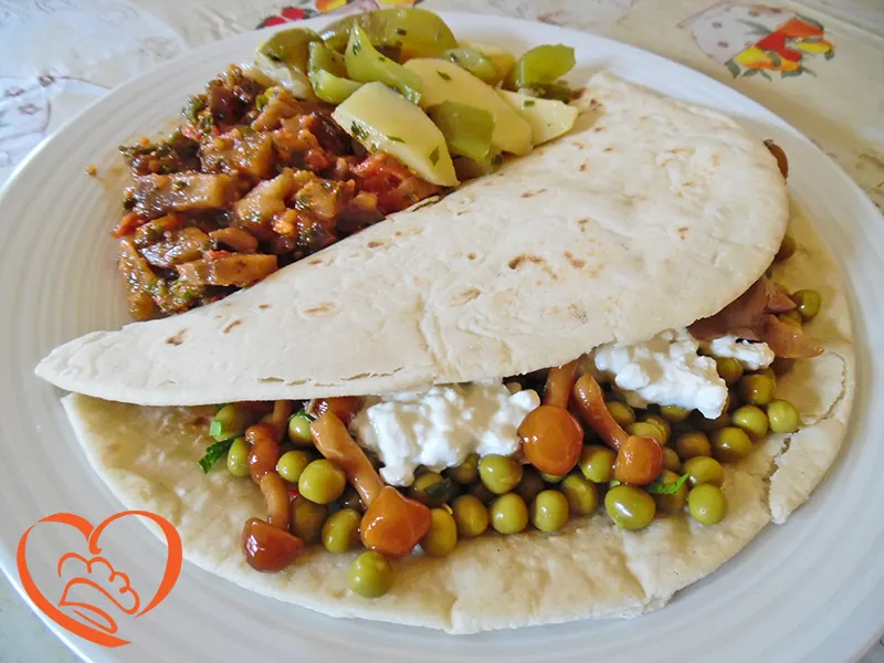 Piadina con piselli, chiodini e fiocchi di latte