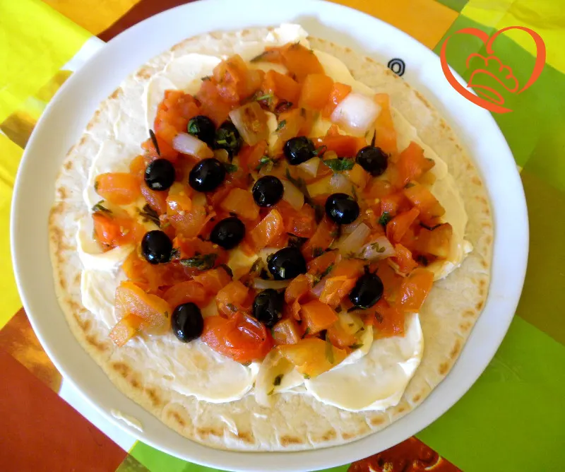 Piadina con pomodori e olive