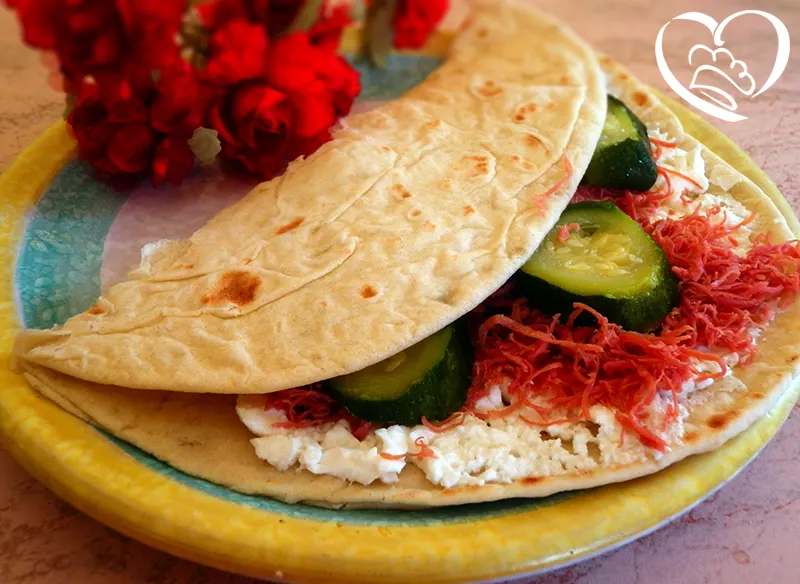 Piadina con sfilacci di tacchino, primosale e zucchine