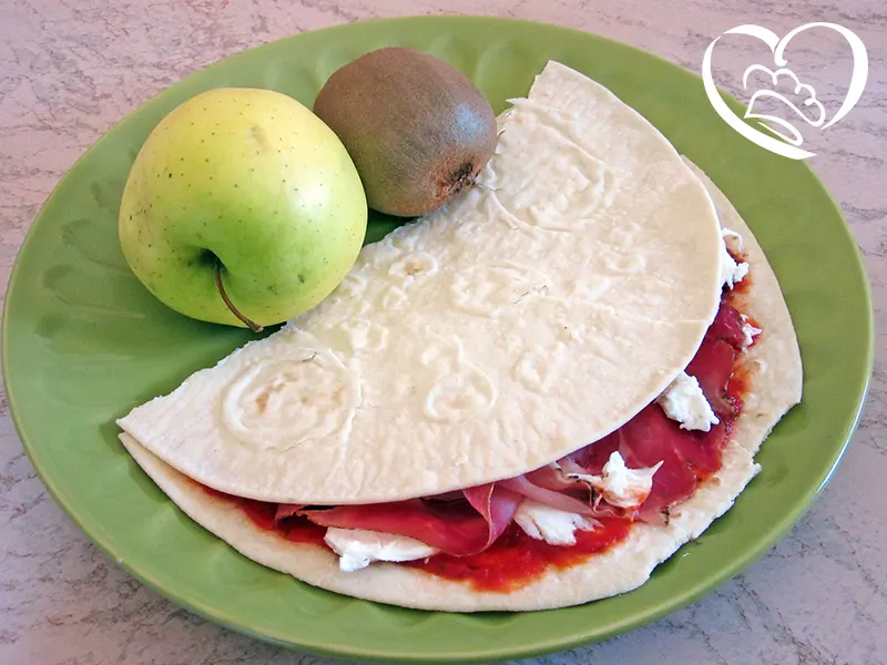 Piadina con speck, mozzarella e pomodoro