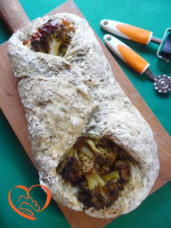 Pizza arrotolata con broccoli e formaggio