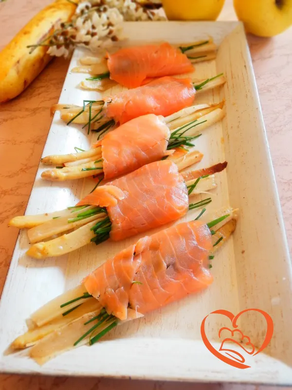Rotolini di salmone affumicato con asparagi