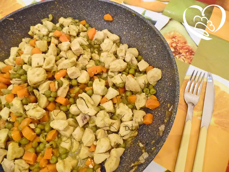 Spezzatino di pollo speziato, con carote e piselli