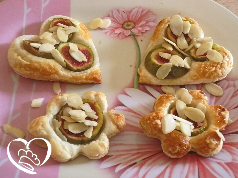 Tartellette di sfoglia con fichi e mandorle
