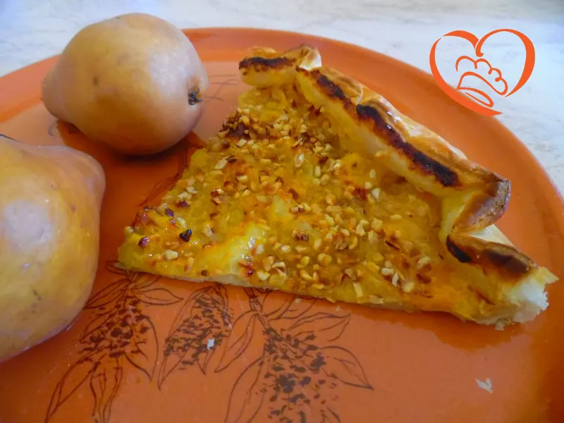 Crostata di sfoglia con cachi e nocciole