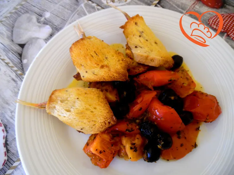 Triglie in crosta di pane su olive e pomodorini