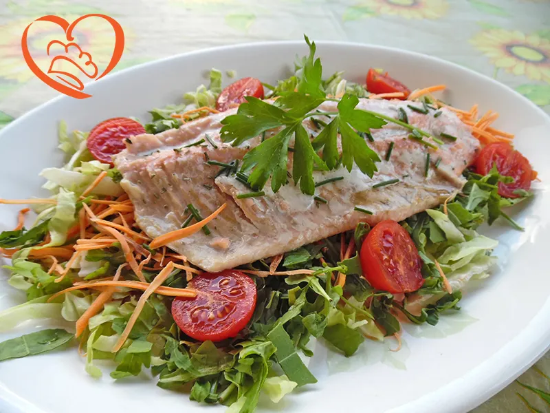 Trota salmonata alla piastra su insalatina mista