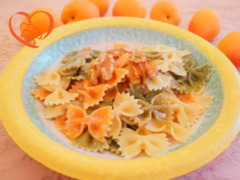 Pasta tricolore al gorgonzola e noci