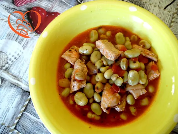 Stufato di maiale con fave, pomodoro e cipolle
