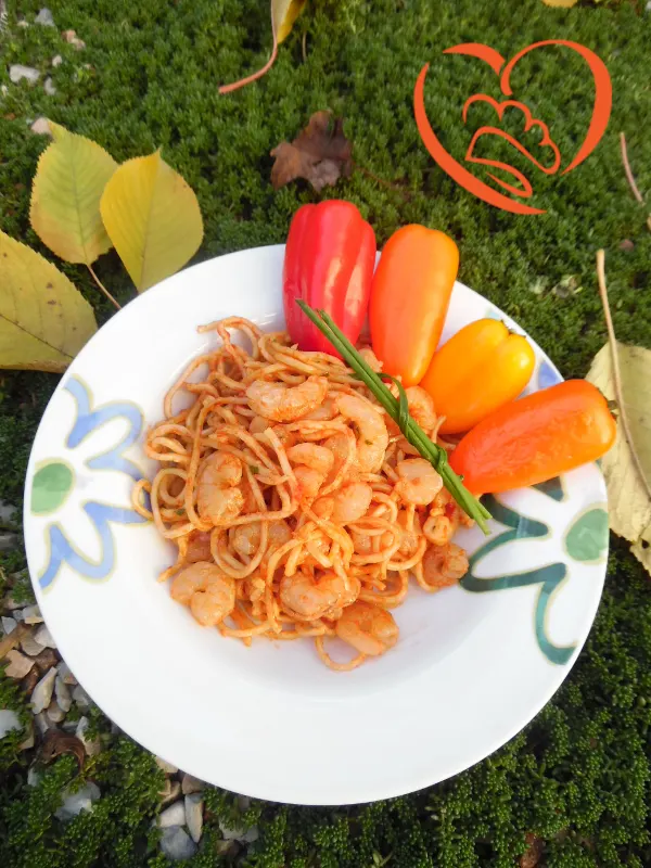 Noodles piccanti con peperoni e gamberetti