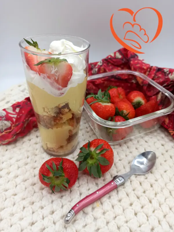 Bicchiere con colomba avanzata, crema pasticciera e panna