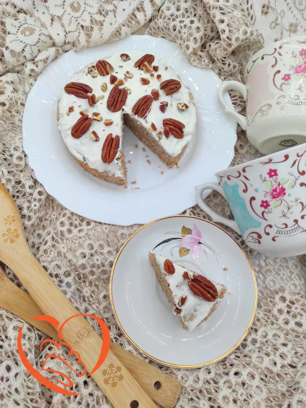 Torta di grano saraceno, carote, con crema di formaggio e noci pecan